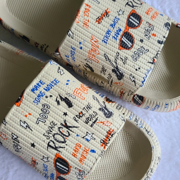 Rock & Roll Adult Foam Pillow Slide Sandals Unisex 9.5 to 10 womens/ 8-9 mens - Picture 5 of 7